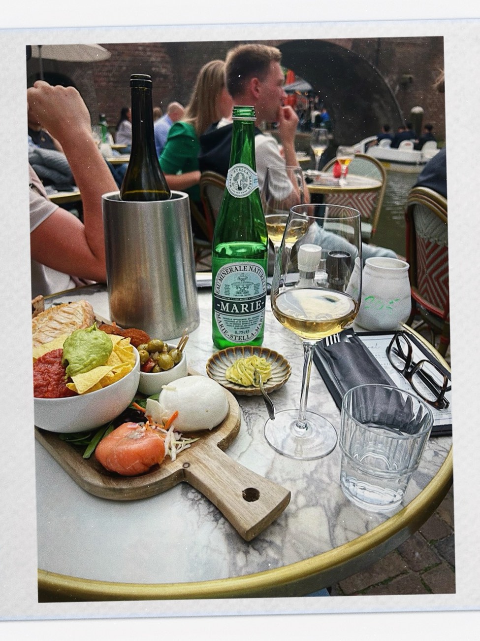Gasten tafelen in de bistro