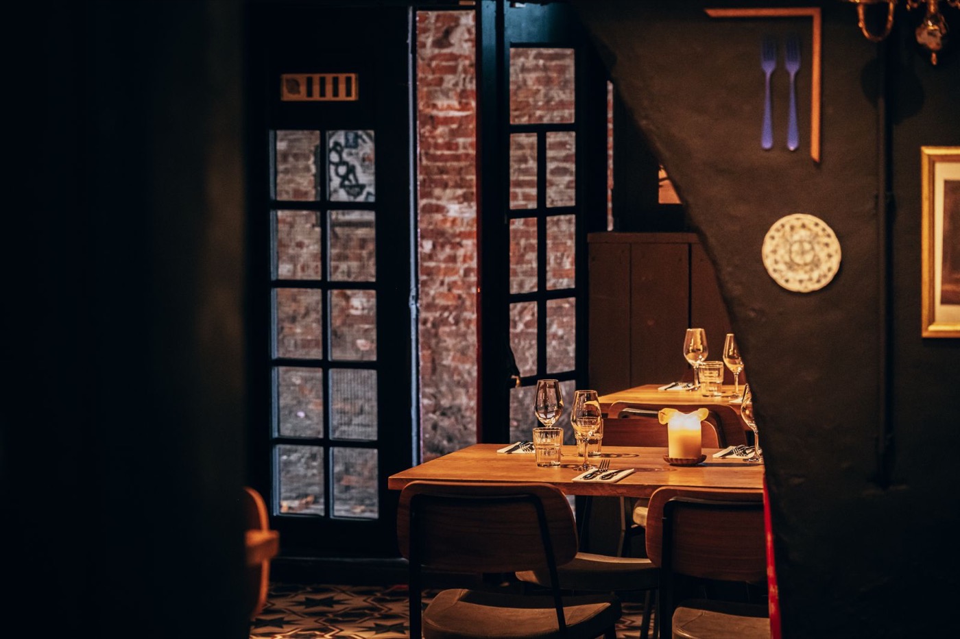 Het donkere interieur van de bistro met glas-in-lood deuren en gedekte tafel