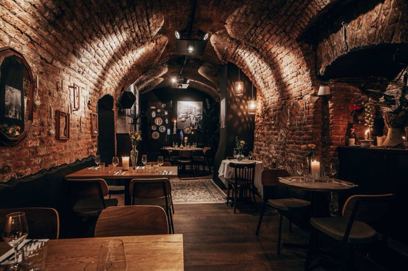 De private dining ruimte met lange gedekte tafel