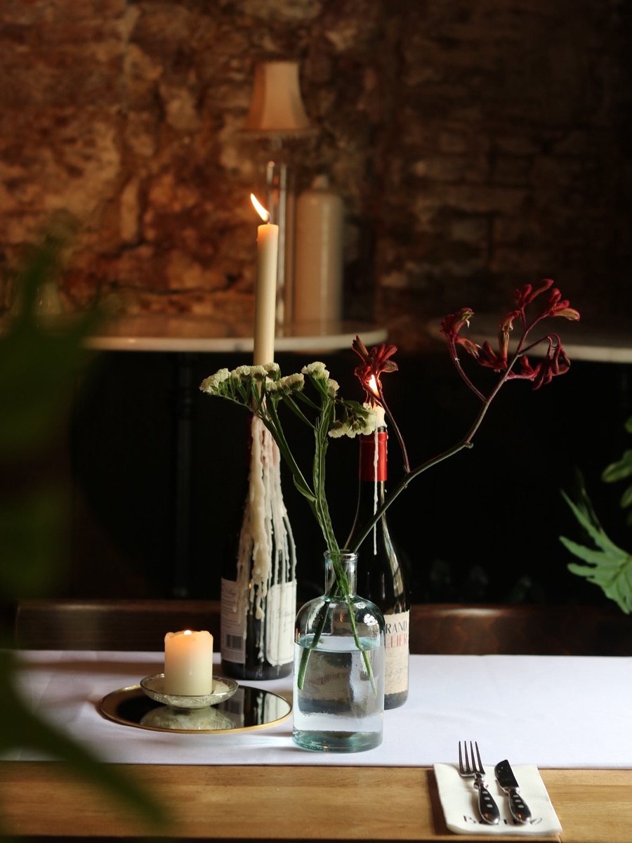 Lange gedekte tafel in de werfkelder voor private dining