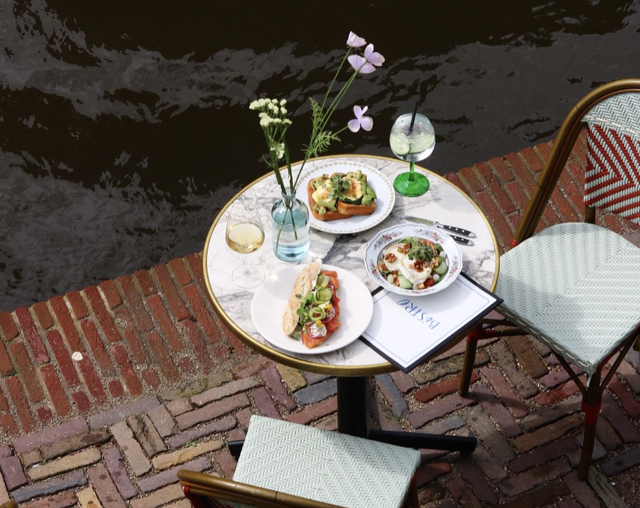 Gedekt tafeltje op de werf, direct aan het water van de Oudegracht
