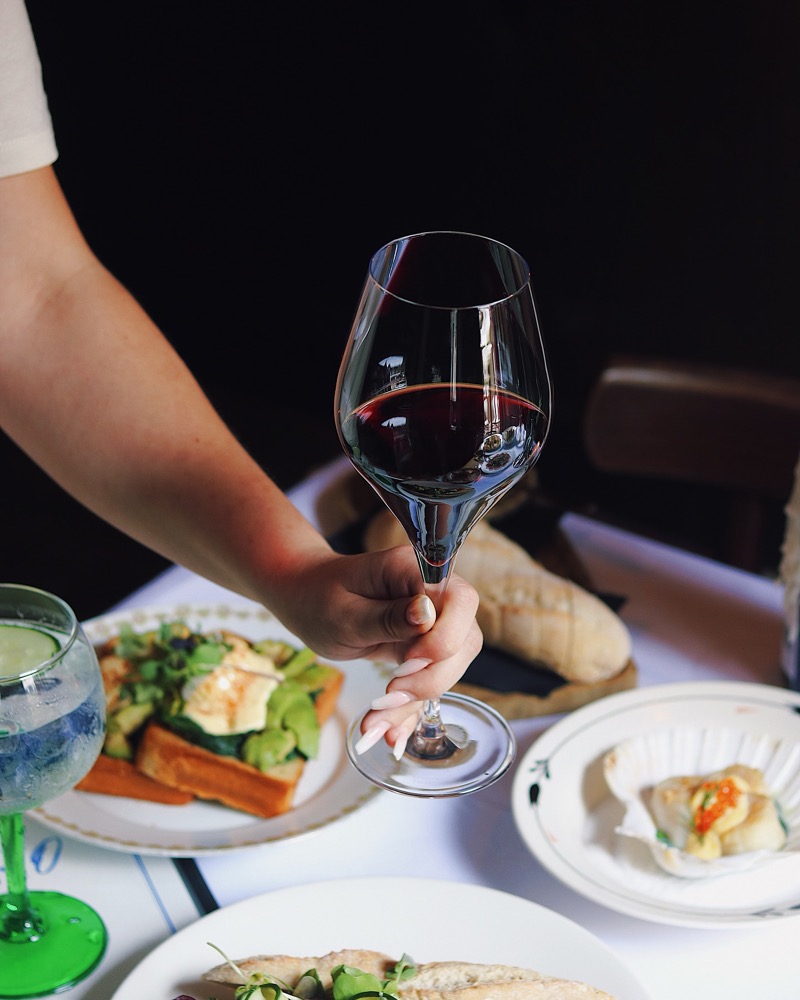 Wijn wordt ingeschonken tijdens een viering aan tafel